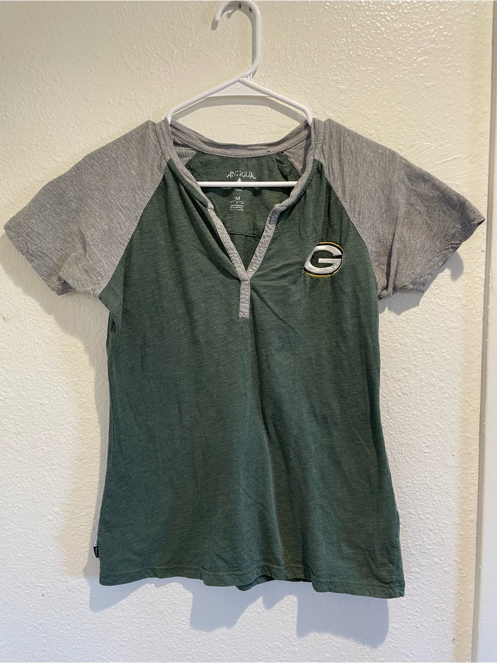 Antigua Green Bay Packers Womens M Henley Shirt Green Gray Raglan Short Sleeve